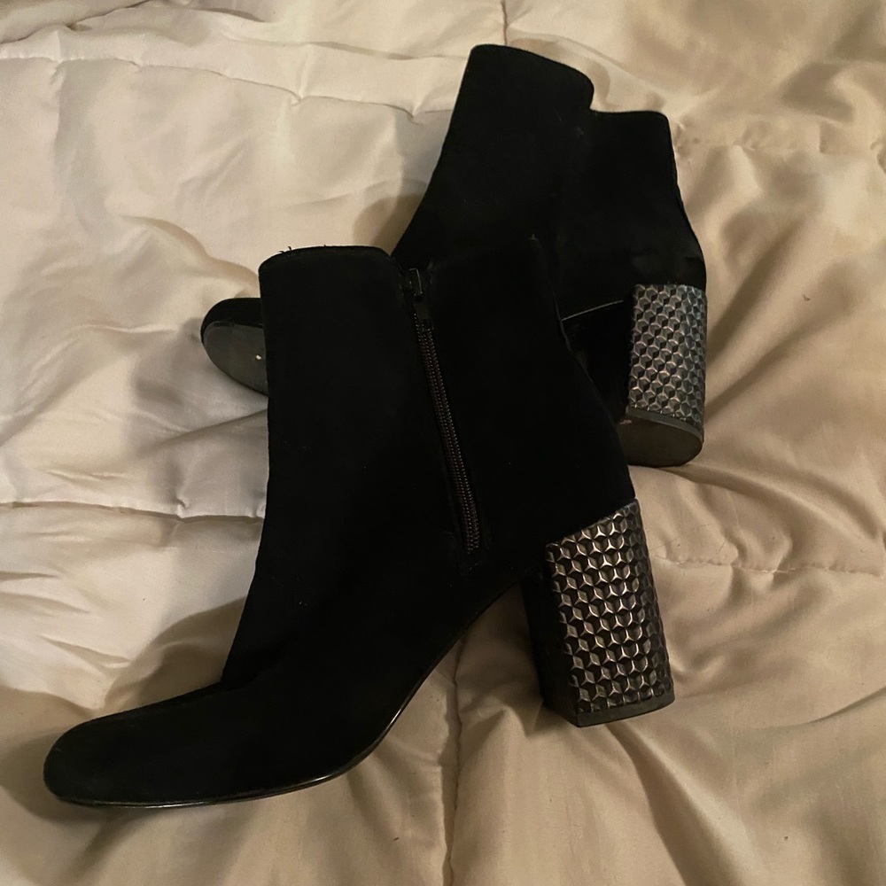 Womans size 8 zip up helped boot